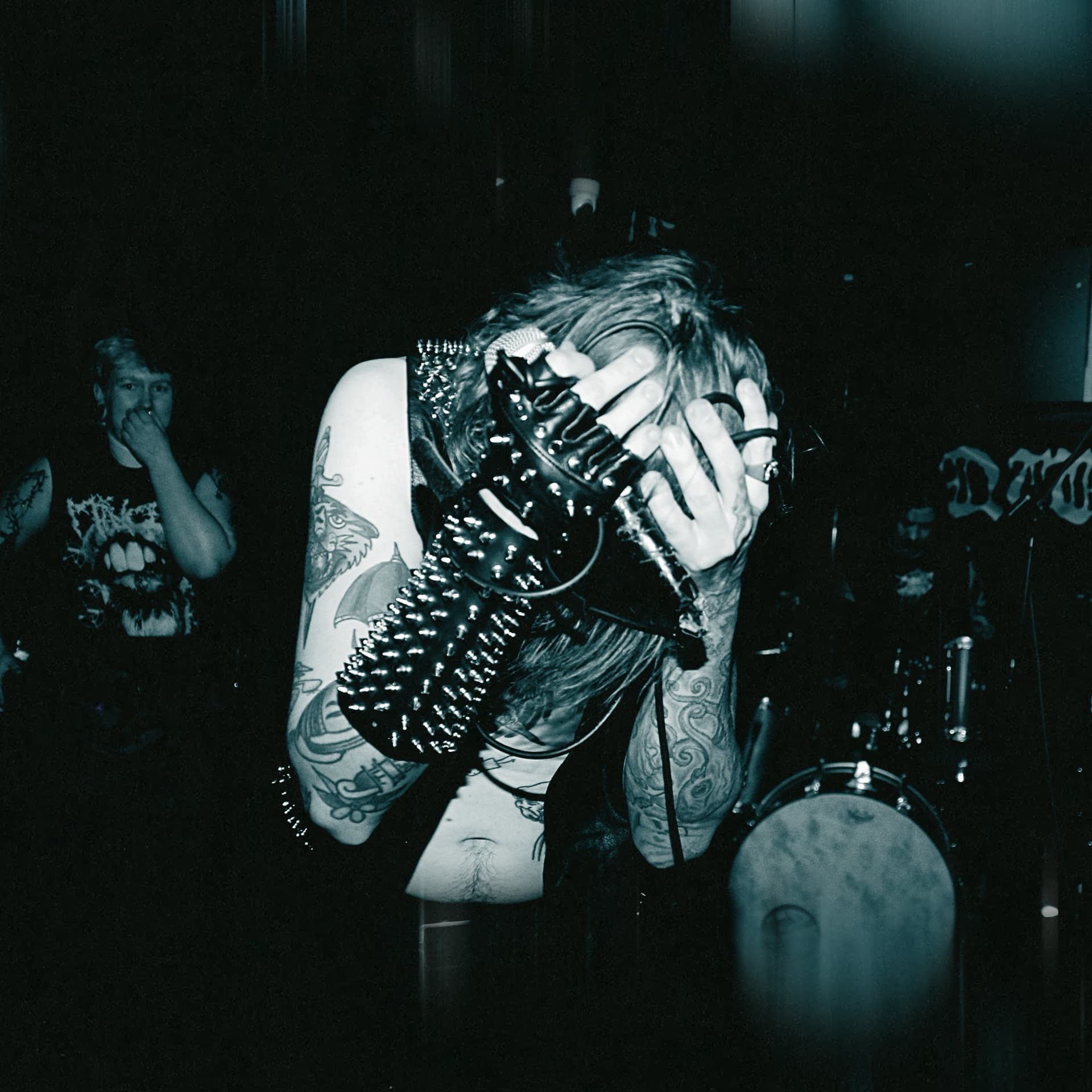 Qwälen at Dead Wax — photo 2