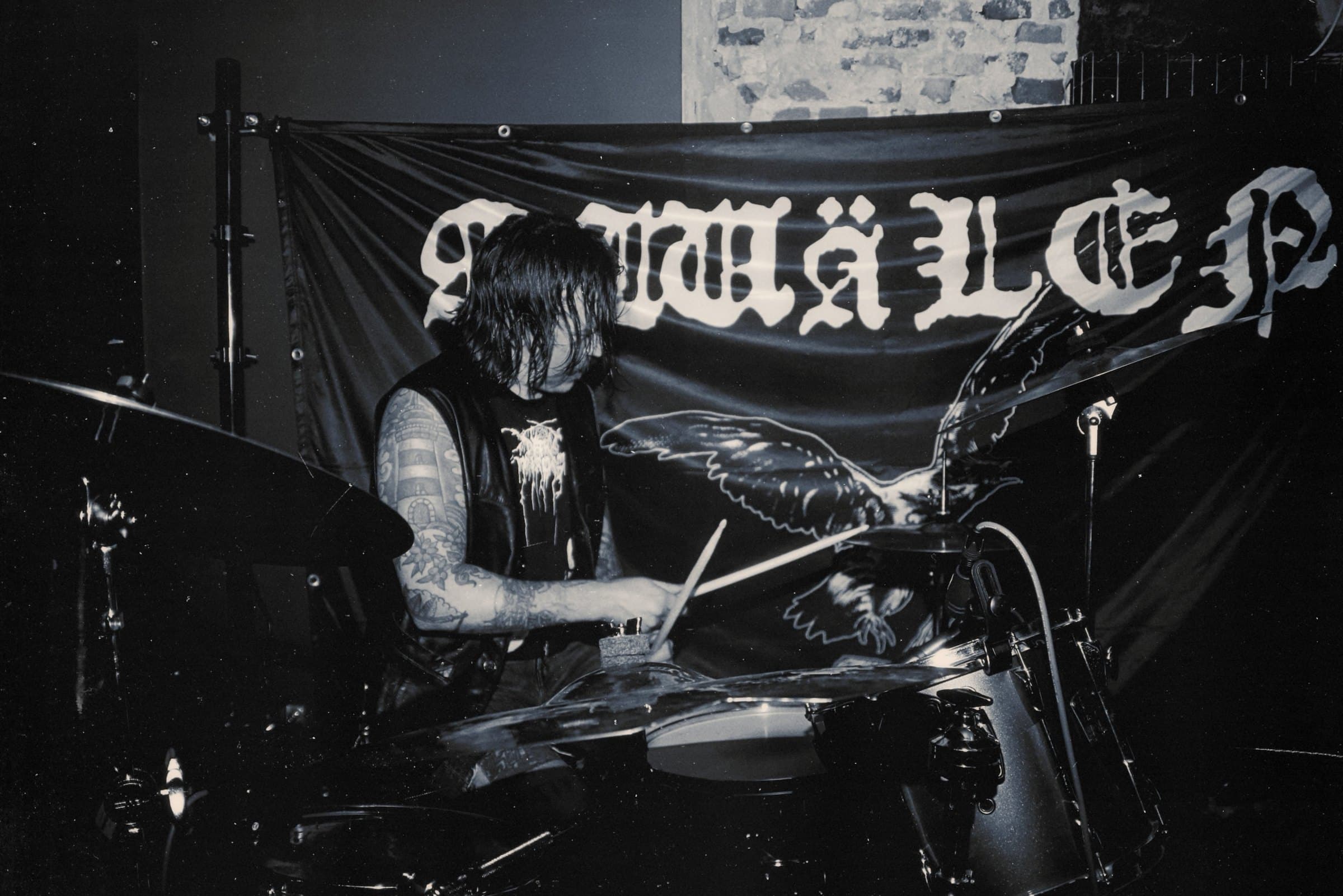 Qwälen at Dead Wax — photo 8